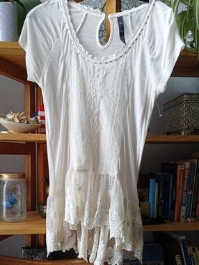 Sz M Lovely Ivory Lace-Paneled Tunic Top